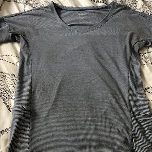 Blue & White yoga t-shirt with hip zipper pocket